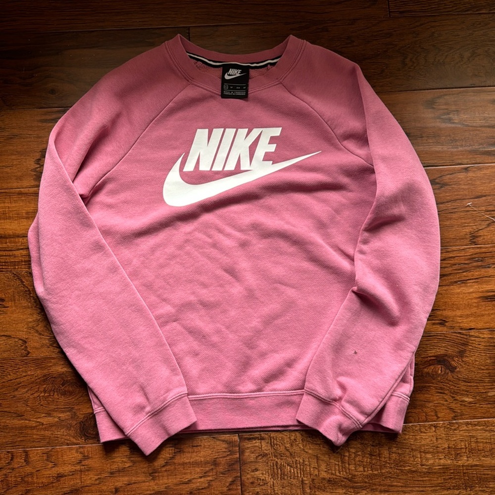 Pink Nike crew neck in women’s xs